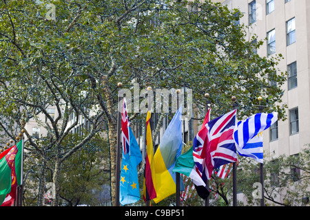 Le fameux drapeaux flottants au Rockefeller Center sur la 5ème Avenue et de la Sixième Avenue NYC USA Banque D'Images