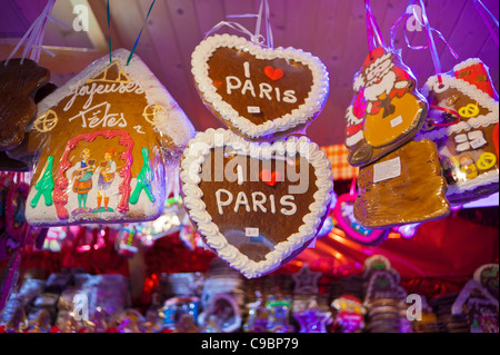 Paris, France, gros plan, cuisine traditionnelle, pain d'épices en forme de cœur exposé à Stall, au marché de Noël, Street Vendor, souvenirs paris consommation locale Banque D'Images