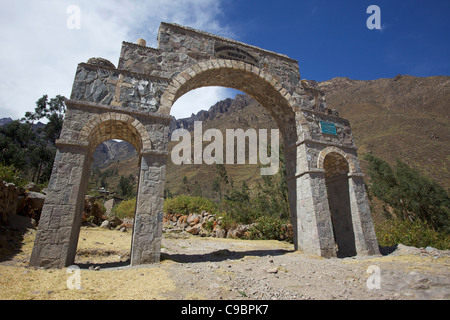 Passage de l'entrée du village de Tapay, Canyon de Colca, Caylloma Province, le Pérou, Amérique du Sud Banque D'Images