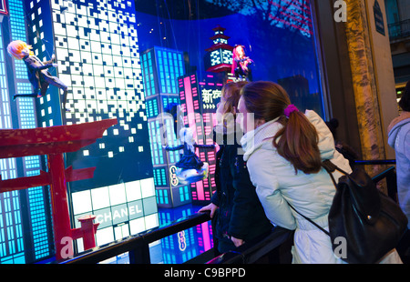 Paris, France, maman et enfant regardant dans le grand magasin le printemps, vitrine, profiter des lumières de Noël, affichages, fenêtres dans la nuit, couleur de la ville, famille maman shopping avec fille Banque D'Images