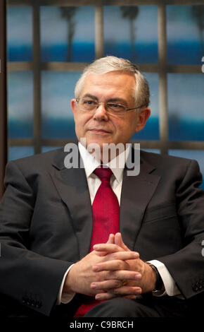 Le nouveau Premier Ministre de la Grèce, Lucas Papademos, photographié lors de sa première visite à la Commission européenne Banque D'Images
