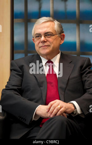 Le nouveau Premier Ministre de la Grèce, Lucas Papademos, photographié lors de sa première visite à la Commission européenne Banque D'Images