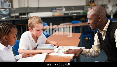 Enseignant la lecture pour les garçons à l'école de classe, Johannesburg, la Province de Gauteng, Afrique du Sud Banque D'Images