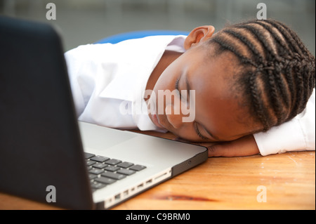 Girl sleeping at desk in classroom, Johannesburg, la Province de Gauteng, Afrique du Sud Banque D'Images