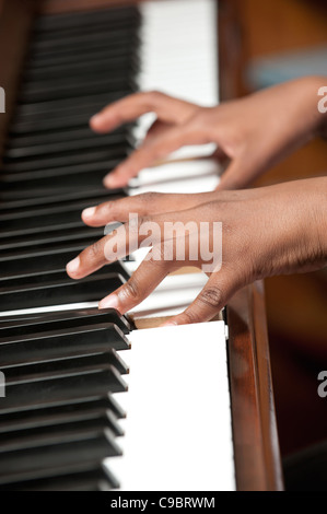 Childs mains jouant du piano, Johannesburg, la Province de Gauteng, Afrique du Sud Banque D'Images