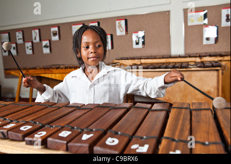 Fille jouant du xylophone en bois en classe, Johannesburg, la Province de Gauteng, Afrique du Sud Banque D'Images