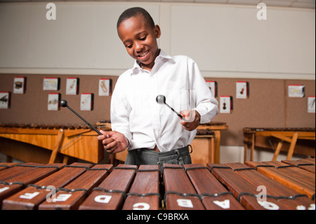 Garçon jouant du xylophone en bois en classe, Johannesburg, la Province de Gauteng, Afrique du Sud Banque D'Images