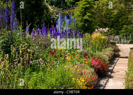 L'été classique English Chalet jardin avec plantes border . Banque D'Images