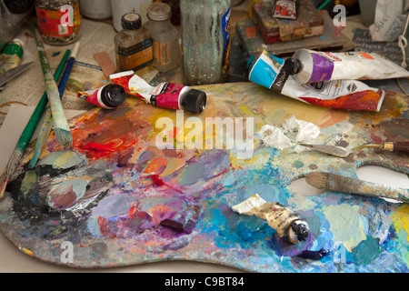 Huile Peinture artistes colorés palette avec des pinceaux, couteau, spatule, huiles et tube de bocaux. Banque D'Images