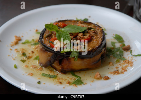 Une portion de répondre et aubergine moussaka Banque D'Images