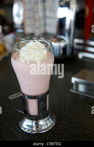 Strawberry Milkshake au Johnny Rockets Diner dans Laguna Beach - CA Banque D'Images