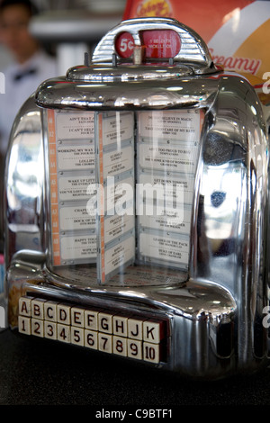 Vintage Jukebox à Johnny Rockets Diner dans Laguna Beach - CA Banque D'Images