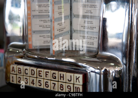 Vintage Jukebox à Johnny Rockets Diner dans Laguna Beach - CA Banque D'Images