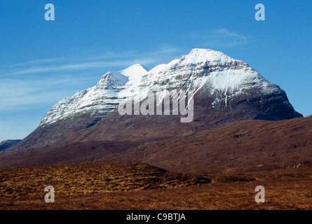 L'Écosse, Highlands de l'Ouest, Sud-est, Torridon Vue sur montagne Liathach, avec en tête la neige sommet. Vu de Glen Torridon. Banque D'Images