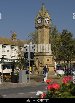 En attendant de traverser la route près de la tour de l'horloge dans Market Place Thirsk North Yorkshire Angleterre Royaume-Uni Royaume-Uni GB Grande Bretagne Banque D'Images