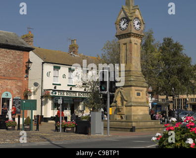 Place du marché et tour de l'horloge Thirsk North Yorkshire Angleterre Royaume-Uni Royaume-Uni GB Grande Bretagne Banque D'Images