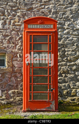 Cabine téléphonique rouge britannique traditionnelle anglaise dans le village Angleterre Royaume-Uni GB Grande-Bretagne Banque D'Images