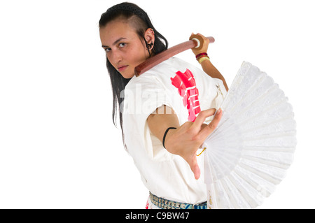 Jeune punk girl brandissant une bokken (sabre japonais en bois utilisés pour la pratique) Banque D'Images