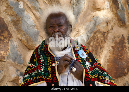 Portrait d'un Éthiopien senior man brandissant une épée au cours de l'église éthiopienne orthodoxe Timket, célébration de l'Epiphanie, Banque D'Images