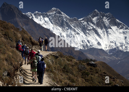 Octobre 2009 Le WWF Everest - les randonneurs sur le camp de base de l'Everest trek près de Namche à NW vers l'Everest range Banque D'Images