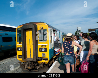 Les femmes embarquant un train Arriva destiné à Tenby dans le Pembrokshire à la gare de Carmarthenshire Dyfed Wales UK 2011 KATHY DEWITT Banque D'Images