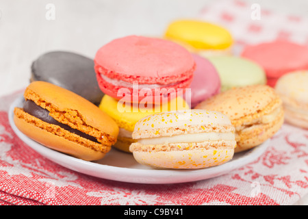 Délicieux macarons colorés, des pâtisseries typiquement français Banque D'Images