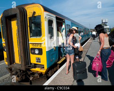 Les femmes embarquant un train Arriva destiné à Tenby dans le Pembrokshire à la gare de Carmarthenshire Dyfed Wales UK 2011 KATHY DEWITT Banque D'Images