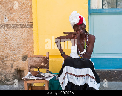 Cuba, Caraïbes, Vieille Ville de La Havane, gros cigare cigare Dame holding touristes frais 1 $ pour une photo. Banque D'Images