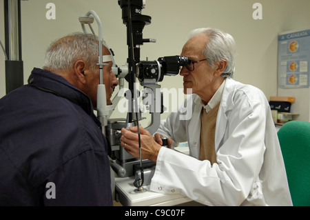 Médecin effectuant l'essai d'oeil sur un patient Banque D'Images
