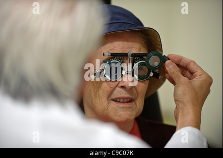 Femme âgée ayant ses yeux testés Banque D'Images