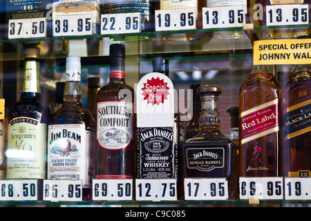 Détail de l'affiche de vitrine avec des bouteilles de whisky. Main Street, Gibraltar. Banque D'Images