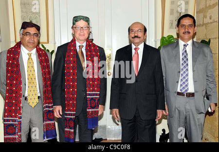 Une photo de groupe du Sind Ministre en chef, Syed Qaim Ali Shah avec Michael Billgate et Waqar Ajmal au cours de réunion à CM House Banque D'Images