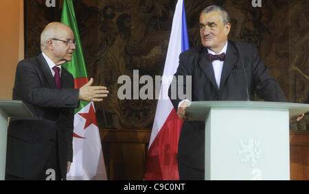 Le ministre tchèque des Affaires étrangères Karel Schwarzenberg (à droite) rencontre son homologue algérien Mourad Medelsi à Prague, République tchèque le 21 novembre 2011. (CTK Photo/Vit Simanek) Banque D'Images