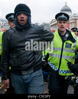 Élève être poussé par la police à protester par centre de Londres 9 Novembre 2011 Banque D'Images