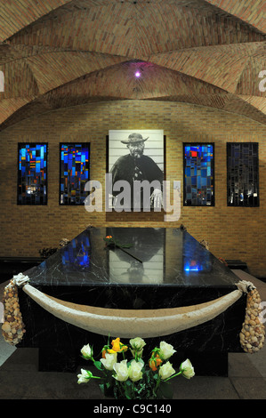 Tombe dans la crypte du Père Damien, missionnaire qui a pourvu aux lépreux dans l'église de la Congrégation des Sacrés Cœurs, Leuven Banque D'Images