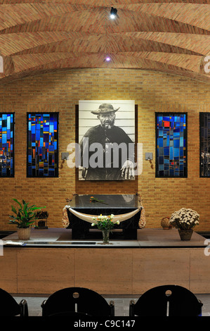 Tombe dans la crypte du Père Damien, missionnaire qui a pourvu aux lépreux dans l'église de la Congrégation des Sacrés Cœurs, Leuven Banque D'Images