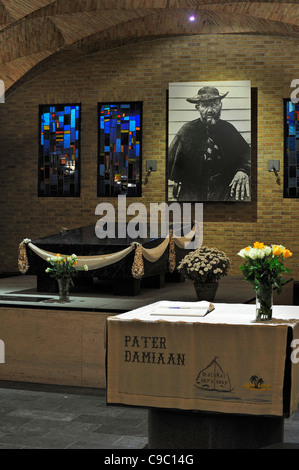 Tombe dans la crypte du Père Damien, missionnaire qui a pourvu aux lépreux dans l'église de la Congrégation des Sacrés Cœurs, Leuven Banque D'Images