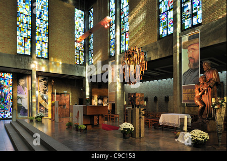 Autel de l'église de la Congrégation des Sacrés Cœurs / Sint-Antoniuskerk, Leuven, Belgique avec une vive dans la crypte du père Damien Banque D'Images