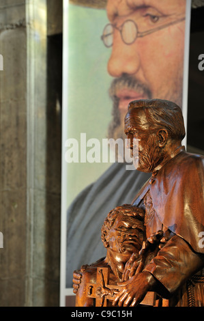 Sculpture de Père Damien, missionnaire qui a pourvu aux lépreux dans l'église de la Congrégation des Sacrés Cœurs, Leuven, Belgique Banque D'Images