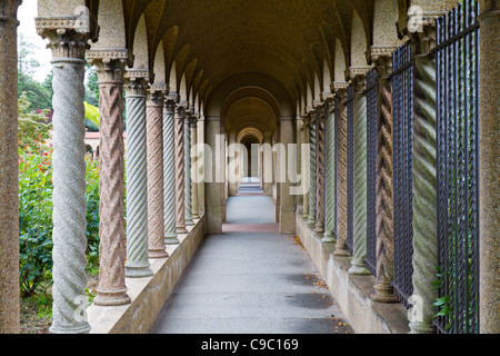 Un quartier calme, à pans colonne walkway frames les jardins paisibles du Monastère Franciscain à Washington, DC Banque D'Images