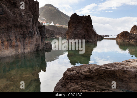 Piscinas naturais (piscines naturelles) à Porto Moniz, Madeira, Portugal, Europe Banque D'Images