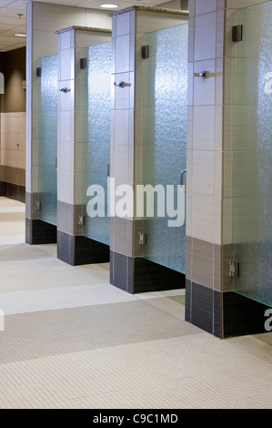 Cabines de douche dans la salle de club de santé Banque D'Images