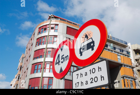 Pas les véhicules transportant des produits explosifs ou inflammables panneau routier de marchandises à l'entrée du tunnel en Espagne Banque D'Images