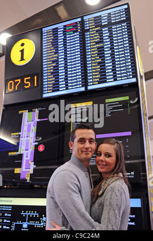 Voyageurs dans le salon de départ du terminal 3 de l'aéroport de Heathrow Banque D'Images