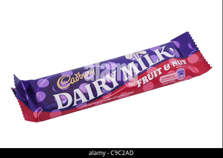 Un Cadbury Dairy Milk Fruit & Nut barre de chocolat sur un fond blanc Banque D'Images