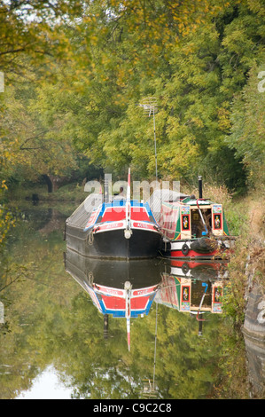 Une paire de narrowboats traditionnel amarré à Wilton sur le Kennet & Avon Banque D'Images