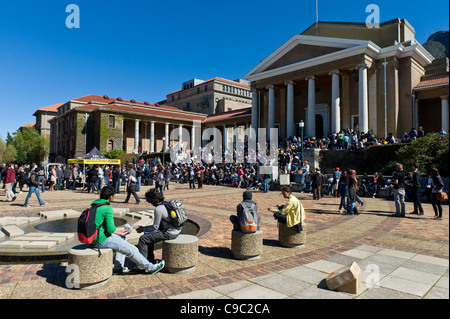 Rassemblement des étudiants sur l'escalier de l'Université de Cape Town en Afrique du Sud campus Banque D'Images