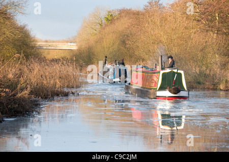 Deux narrowboats briser la glace sur le canal Kennet & Avon Nr Newbury Banque D'Images