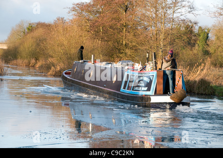 Un grand classique briser la glace sur le canal Kennet & Avon Nr Newbury Banque D'Images