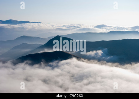 Causey Pike et entourée de collines environnantes en nuage, Cumbria Lake District. Banque D'Images